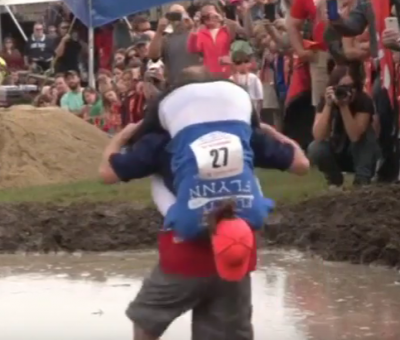 Vrouw dragen en bier winnen